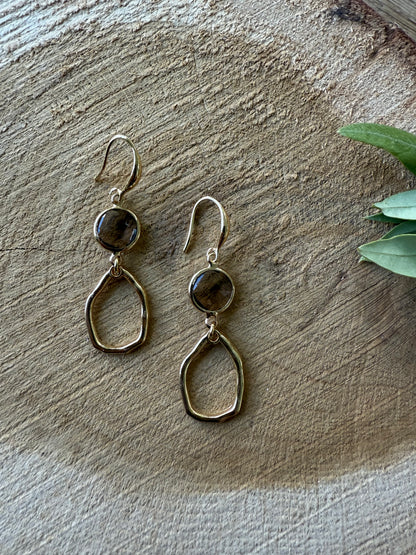 Kleine doorzichtige bruine steen met kleine hanger