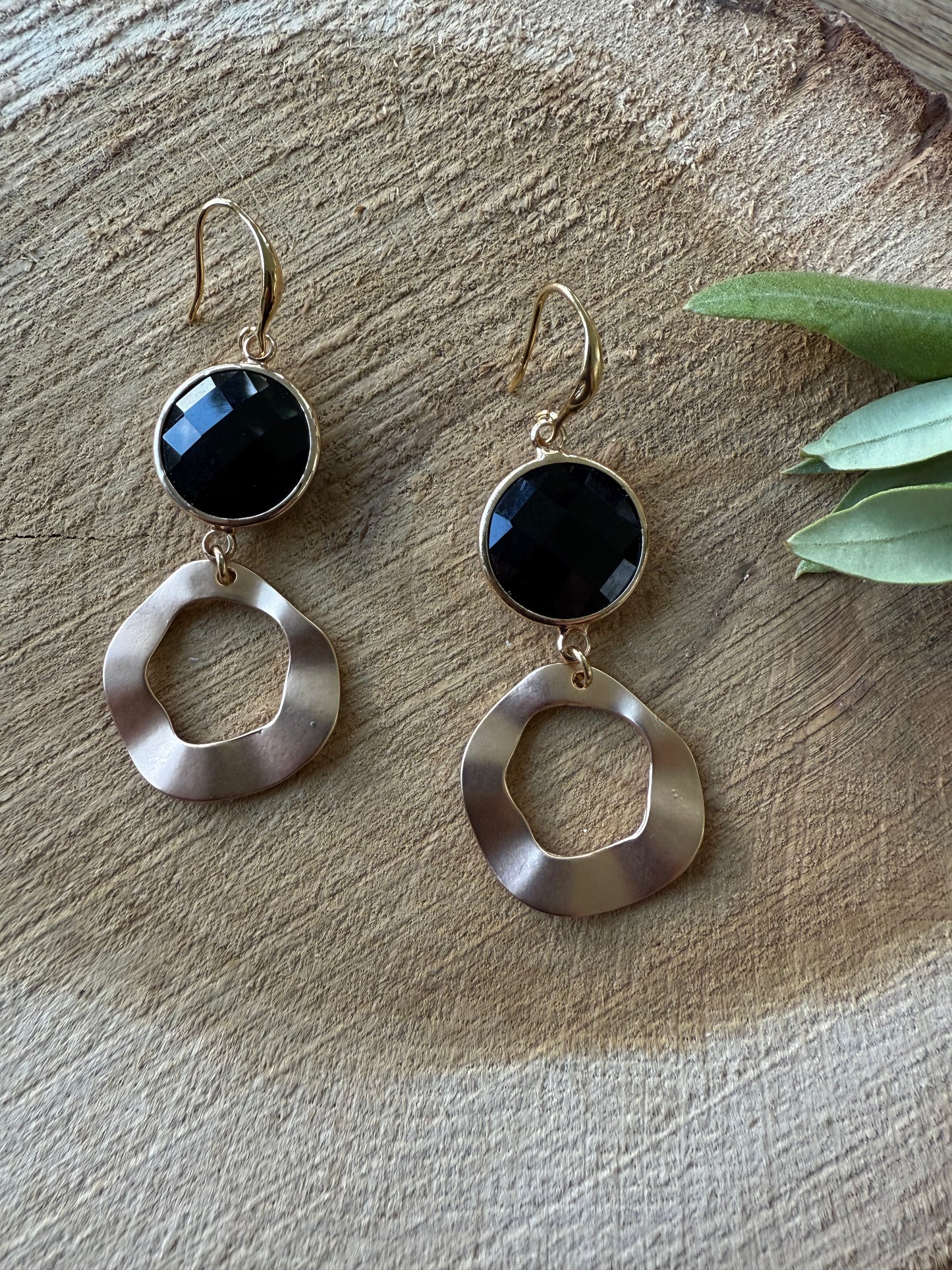 Zwarte steen met brede ongelijke hanger