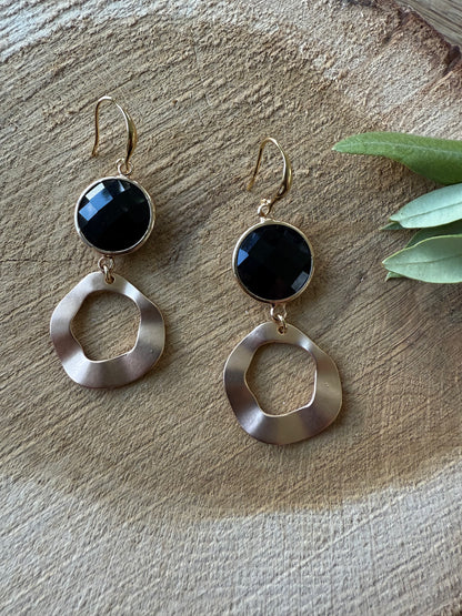 Zwarte steen met brede ongelijke hanger