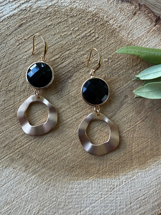 Zwarte steen met brede ongelijke hanger