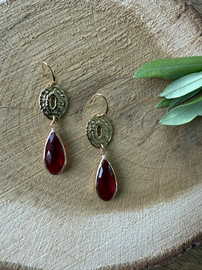 Rode facetsteen aan ovale connector