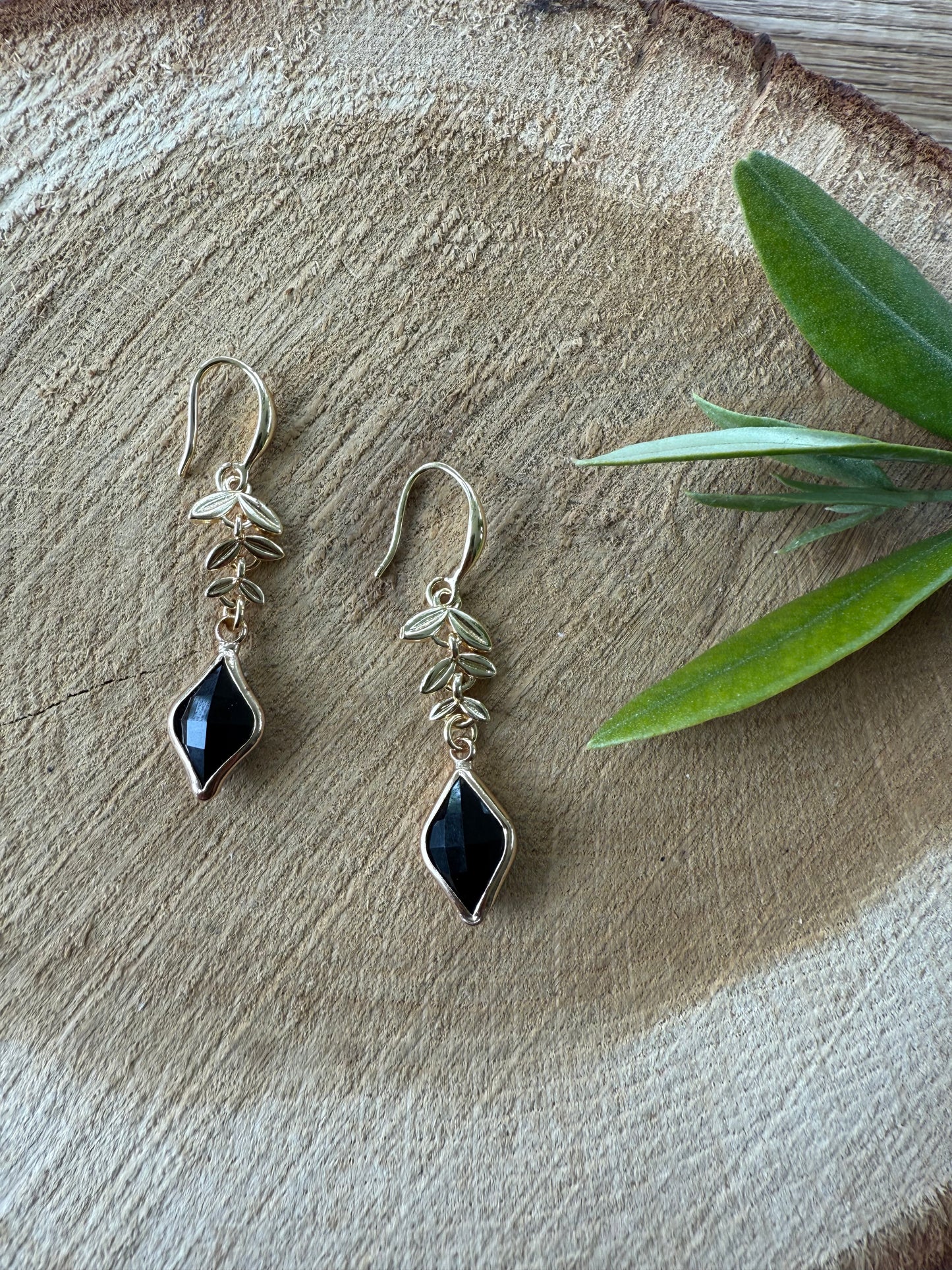 Smalle blaadjes met zwarte steen