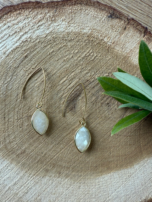 Witte/crème natuursteen aan lange oorhaak