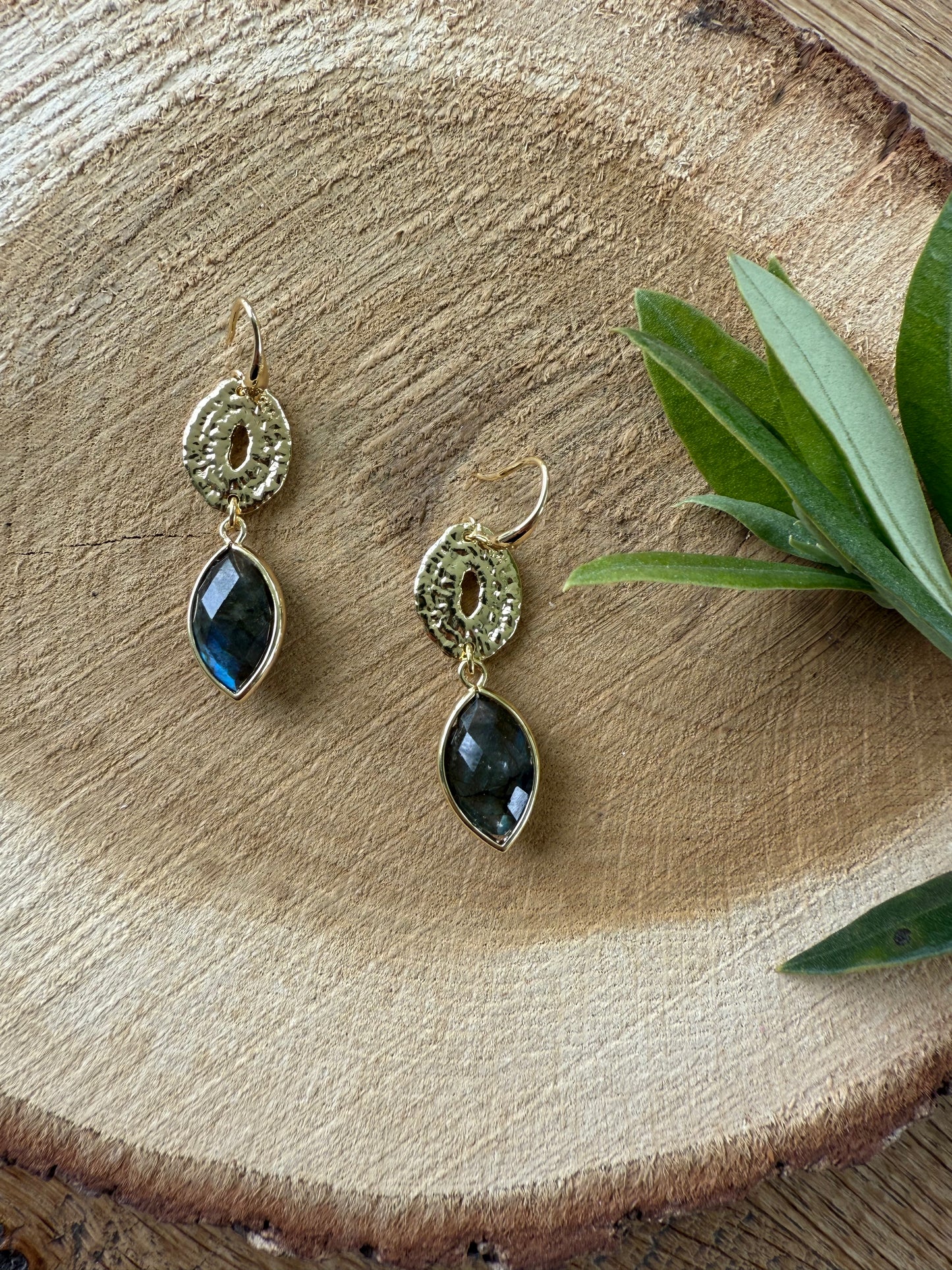 Natuursteen aan een ovale connector