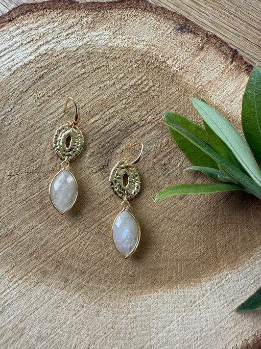 Witte/crème natuursteen aan ovale hanger