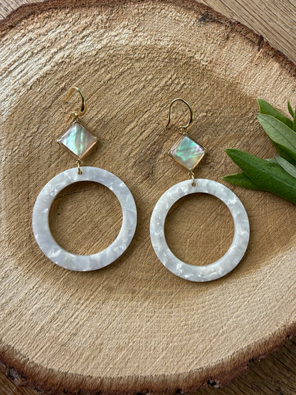 Crème resin hanger aan parelmoer steen.