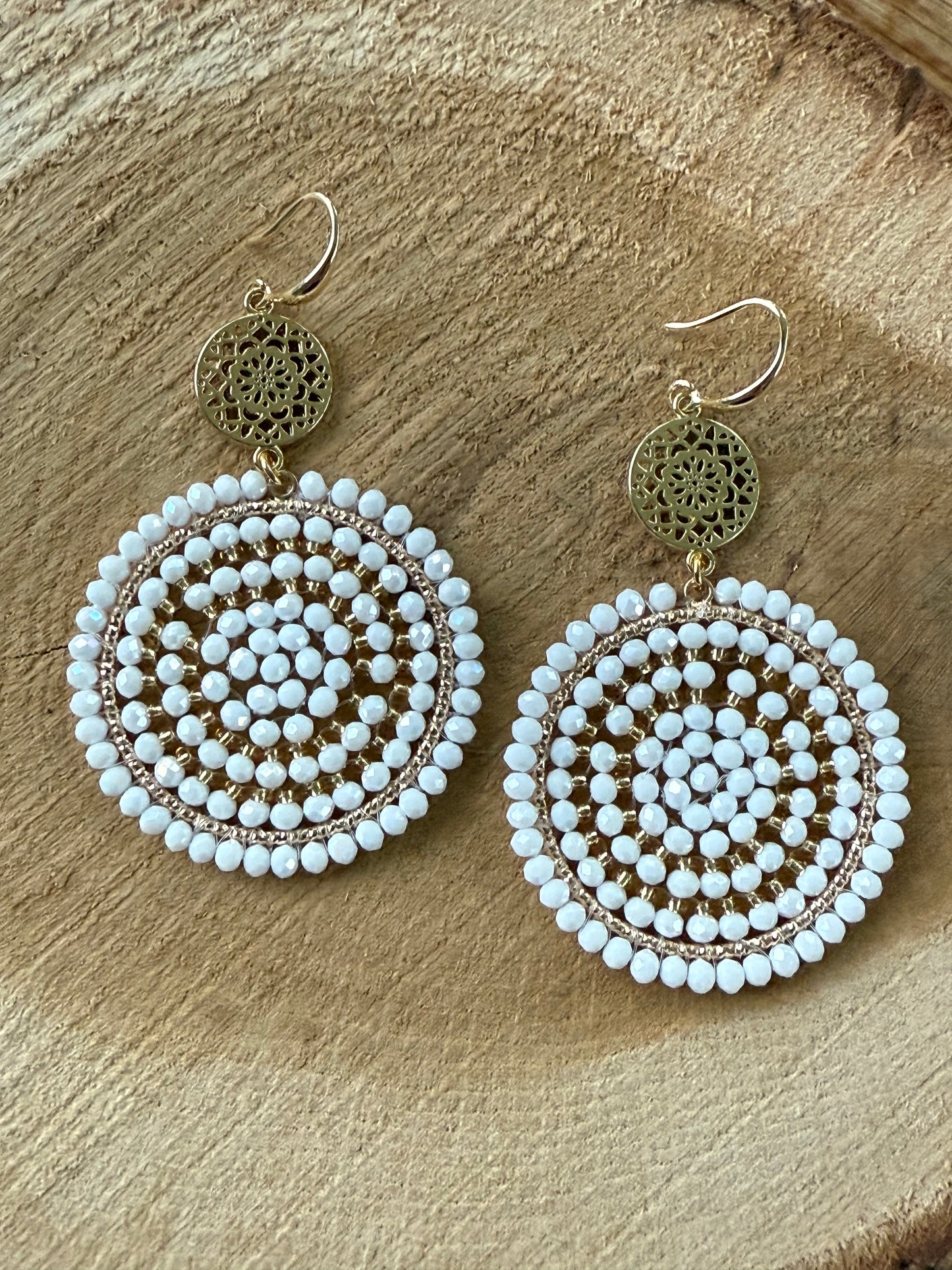 Witte kralen aan dichte connector