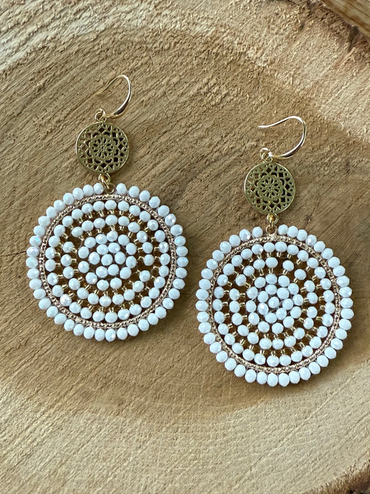 Witte kralen aan dichte connector