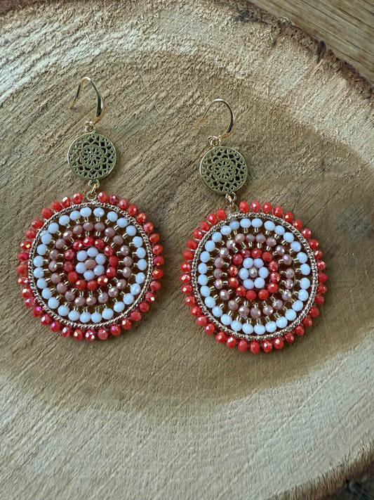 Oranje kralen aan dichte connector