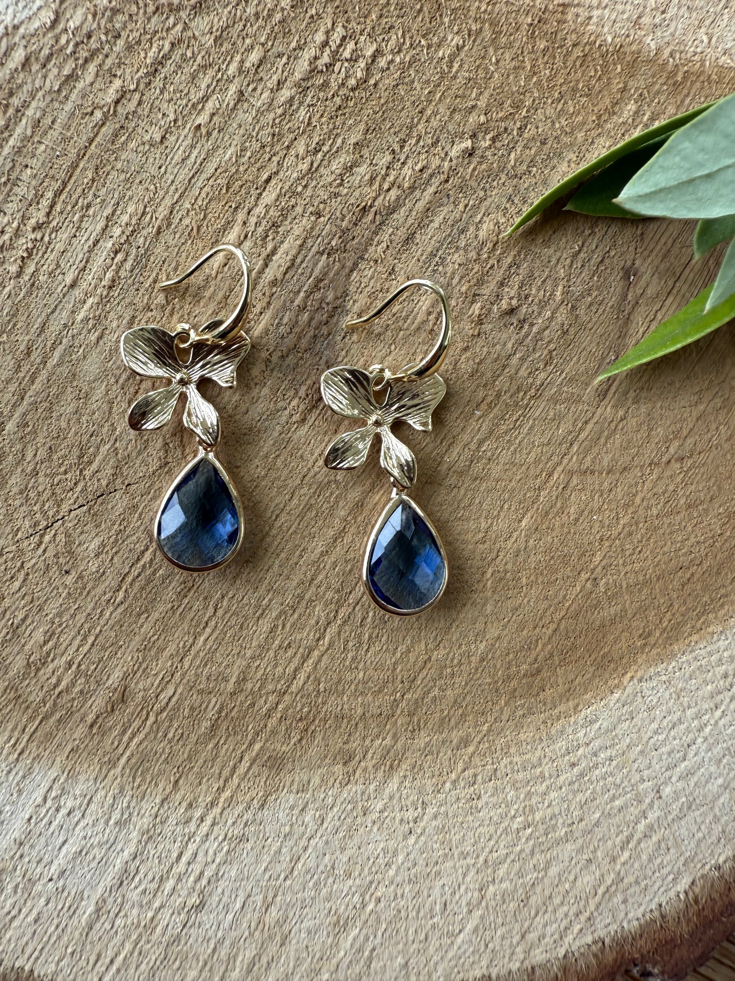 Bloem met doorzichtig blauw steentje