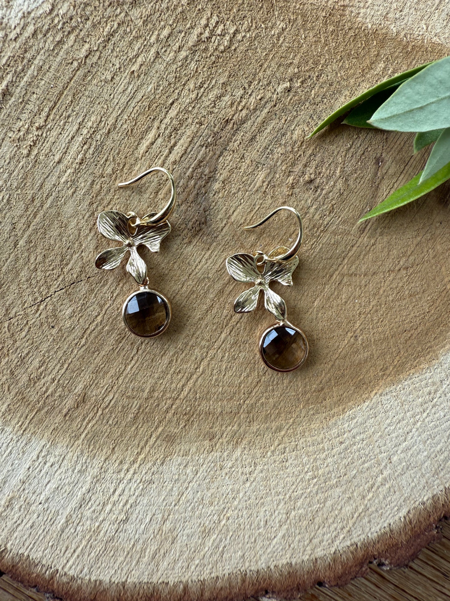 Bloem met doorzichtig bruin steentje