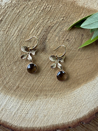 Bloem met doorzichtig bruin steentje