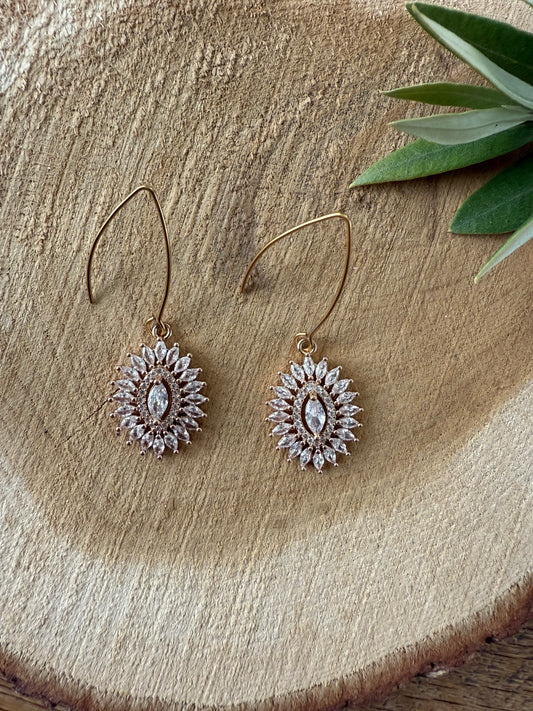 Witte glitter rozet aan lange oorhaak