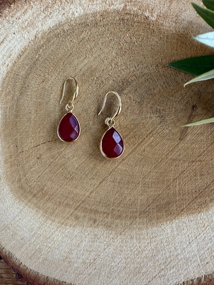 Kleine bordeauxrode natuursteen druppel